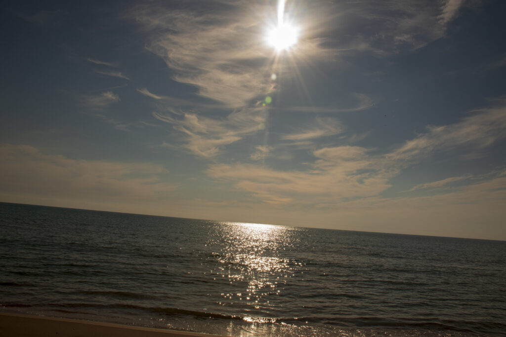Sole tra le nuvole sul mare