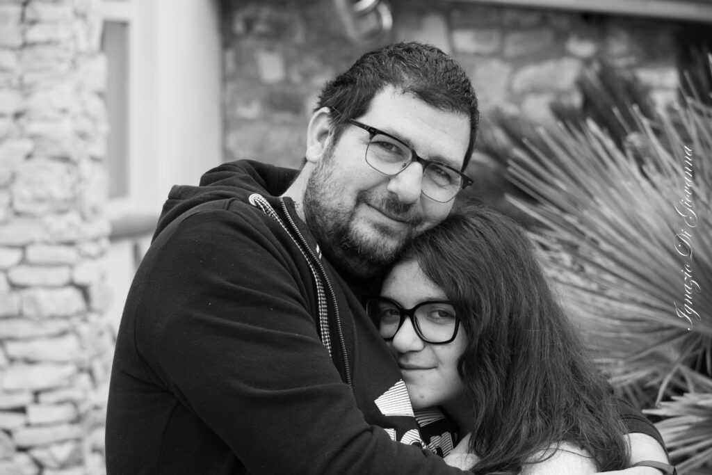 Abbraccio tra padre e figlia