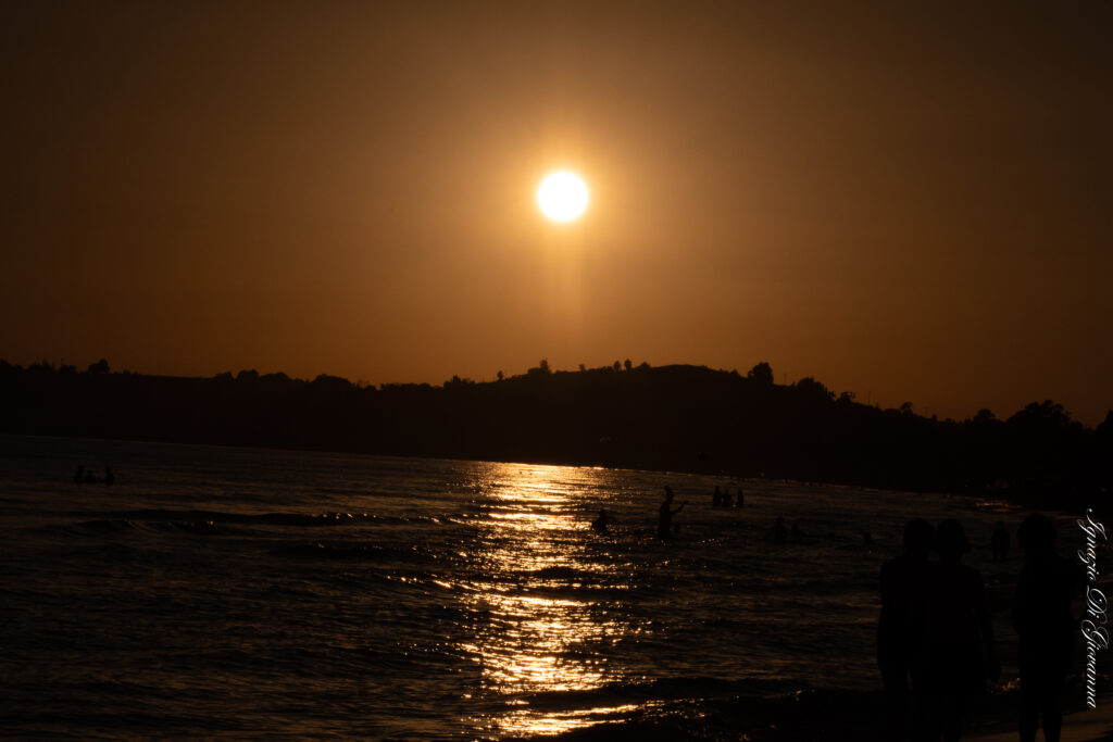 Sole che tramonta sulle onde