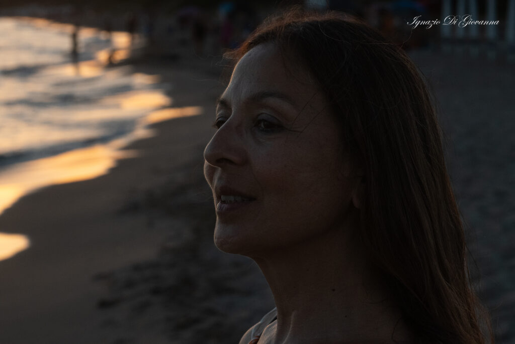 Donna sulla spiaggia al tramonto