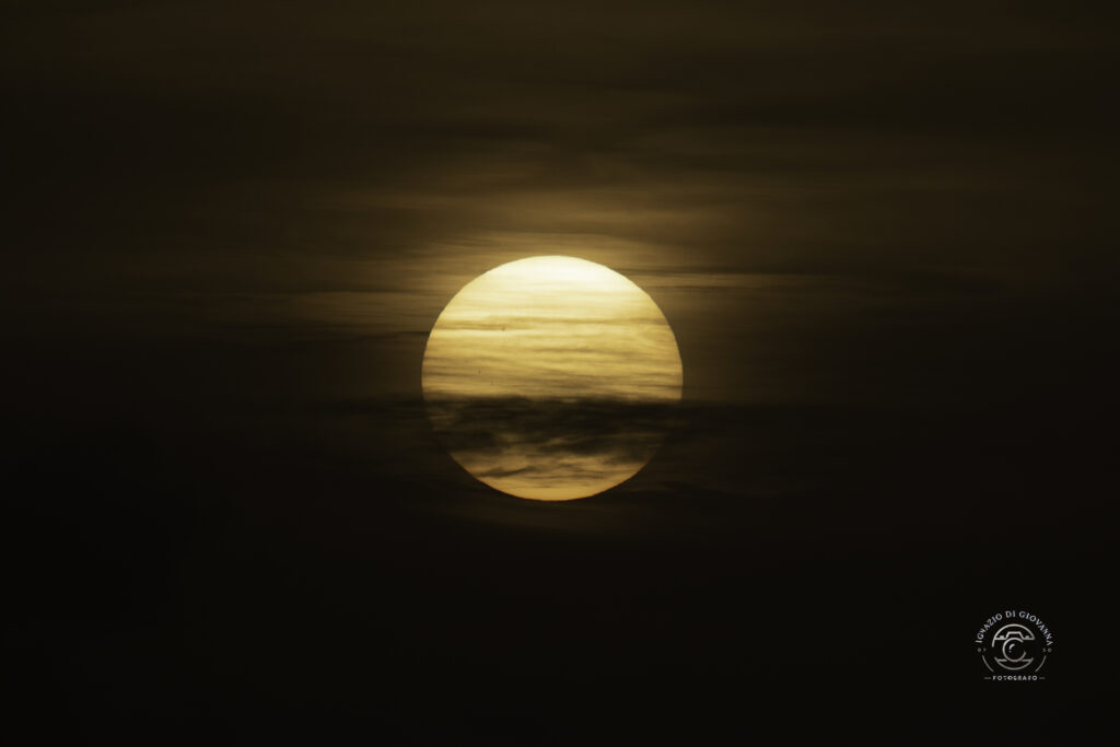 Il Sole Velato: Un Gioco di Ombre e Luce