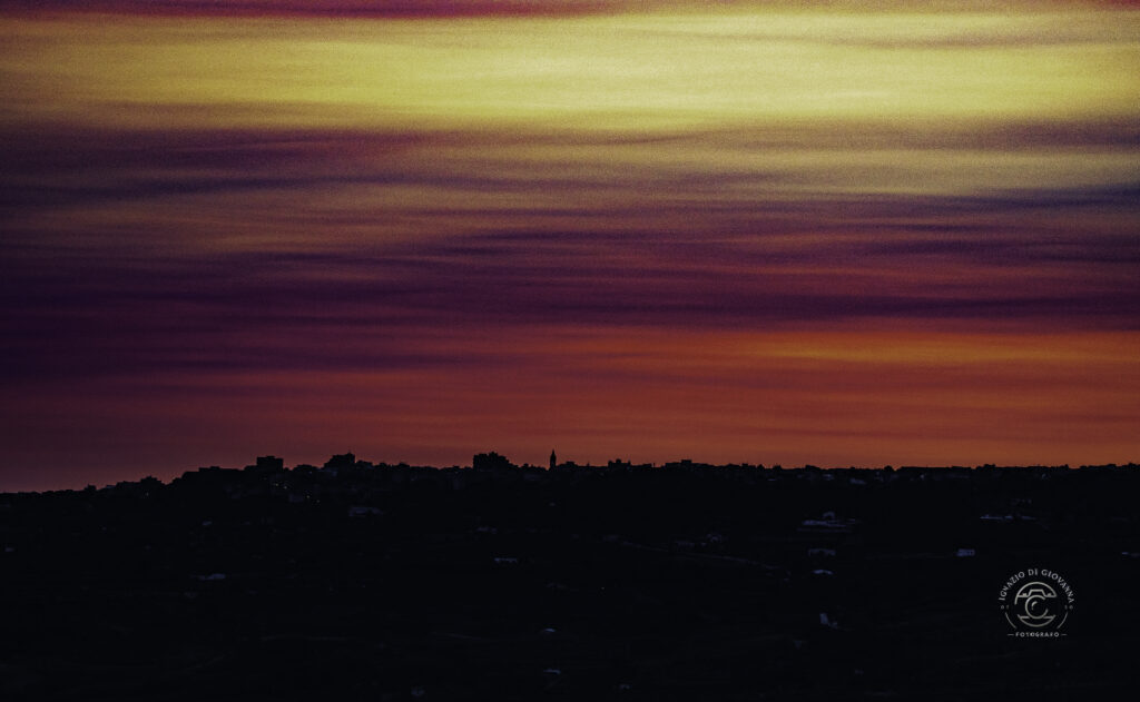Tramonto infuocato: la silhouette della città contro il cielo ardente