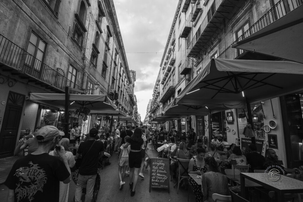 Vita di Strada: Il Cuore Pulsante della Città.