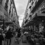 Vita di Strada: Il Cuore Pulsante della Città.. Nel fitto intreccio di vicoli e storie, la città prende vita. Tra ombre e luci, tra passato e presente, ogni volto, ogni tavolo, ogni passo racconta un frammento di quotidianità vibrante. Un viaggio senza tempo nel cuore pulsante della gente. fotografia emozionale