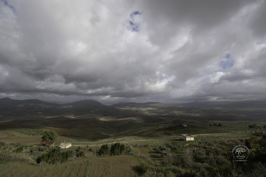 Paesaggio collinare sotto le nuvole
