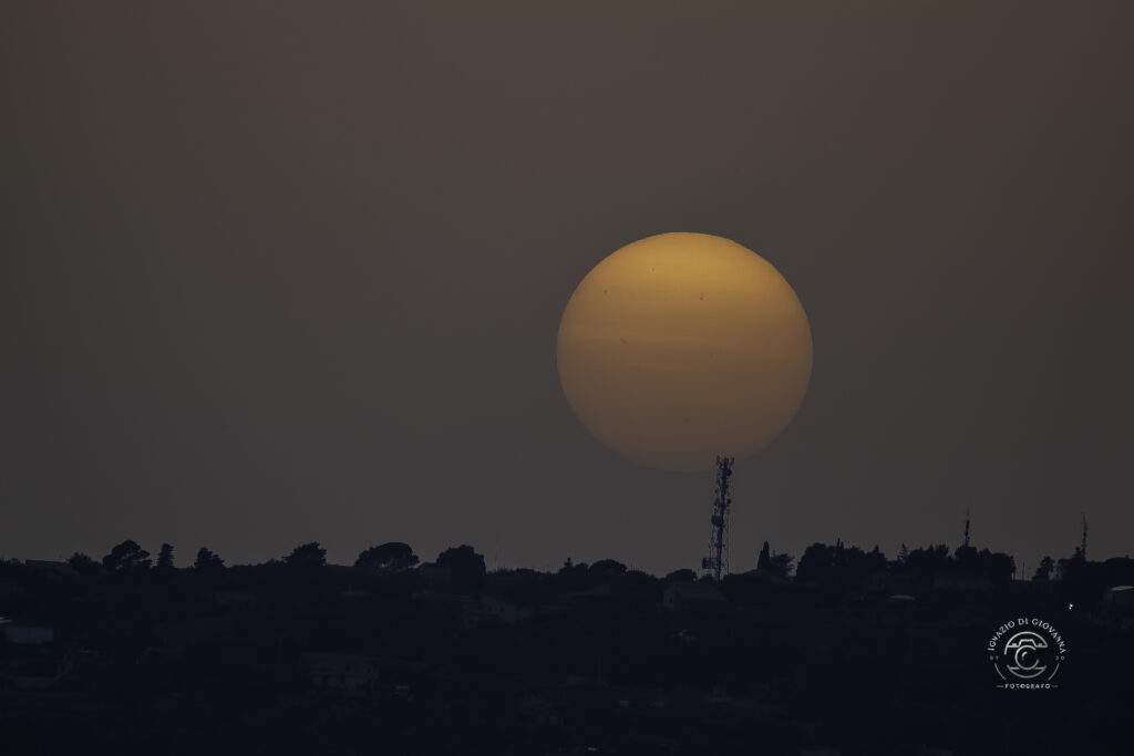 Sole giallo al tramonto
