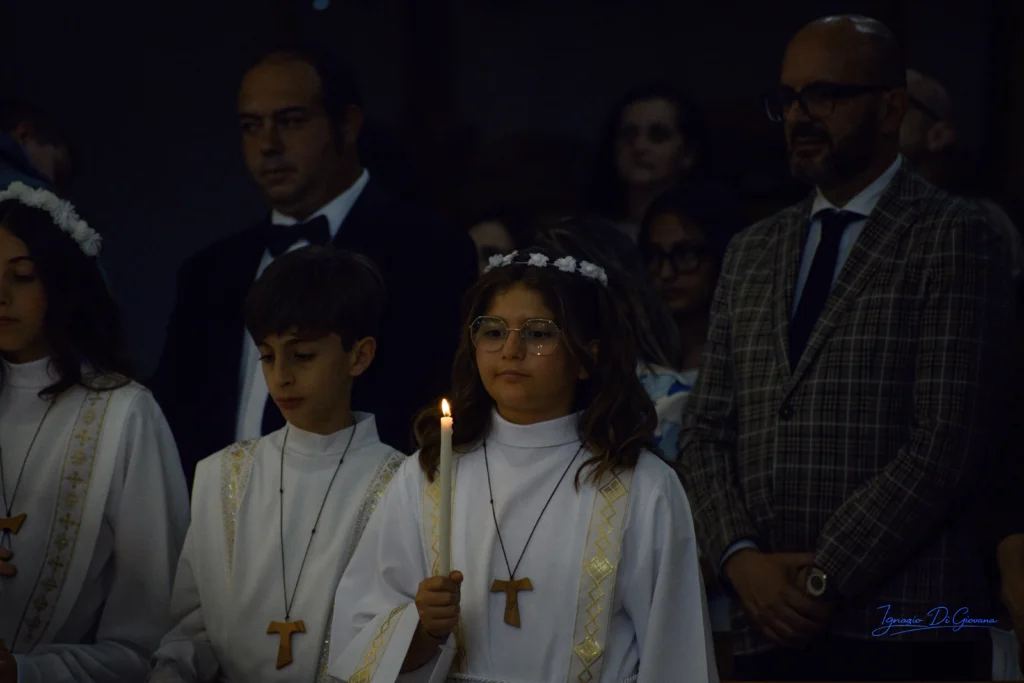 Bambini in rituale religioso con candela