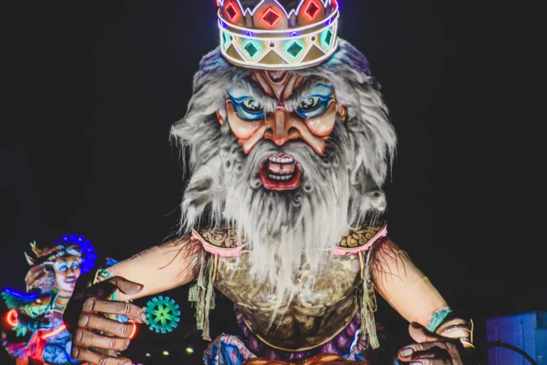 Maschera gigante illuminata al Carnevale