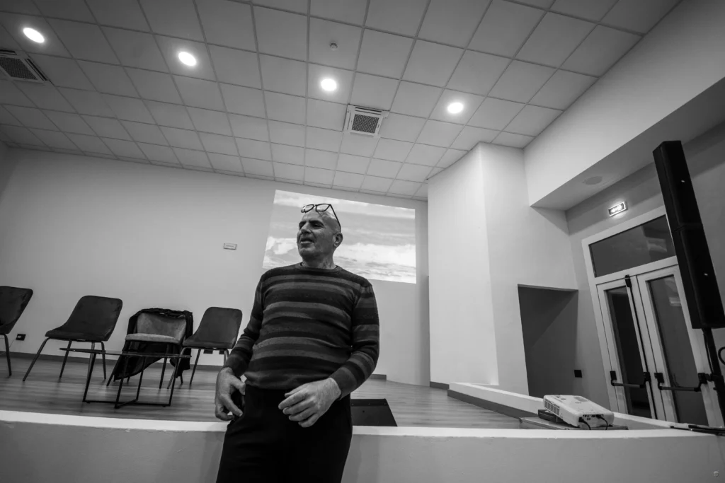 Sala conferenze con uomo in primo piano