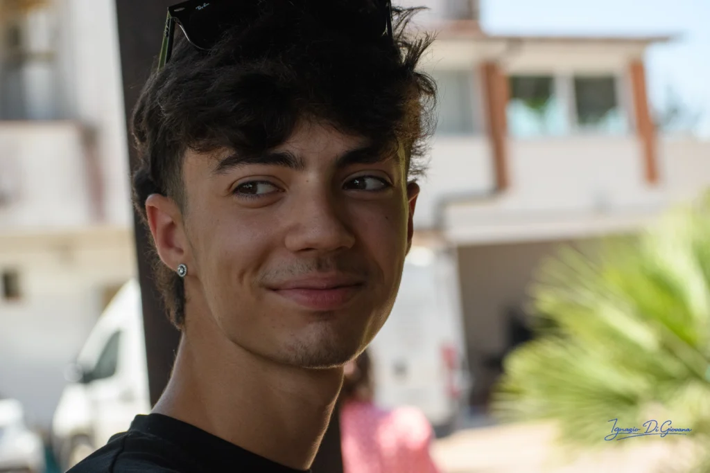 Ritratto di ragazzo sorridente all'aperto