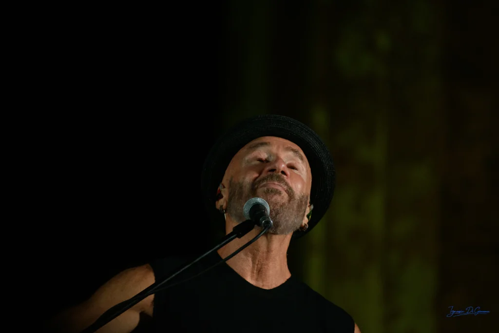 Cantante in esibizione intensa notturna