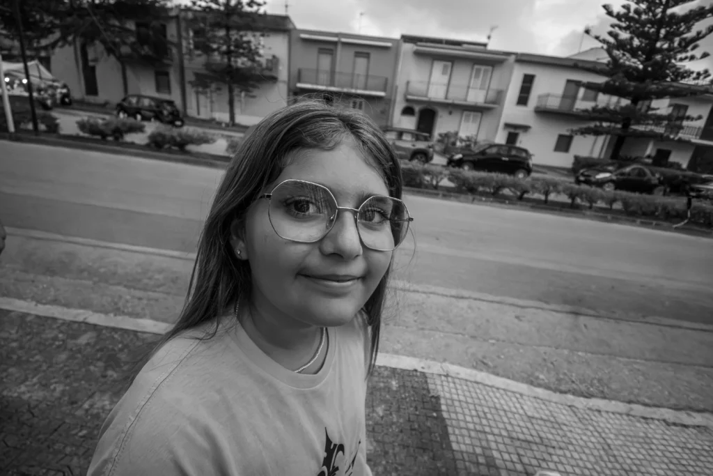 Ragazza con occhiali in strada urbana