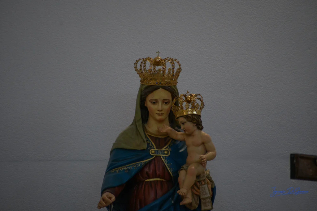 Statua religiosa della Madonna con Bambino