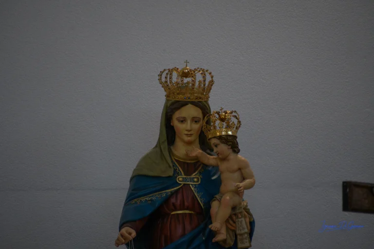 Statua religiosa della Madonna con Bambino
