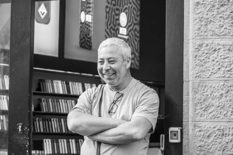 Sorriso e sagoma in libreria urbana