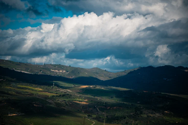 Contrasti di luce sulle colline verdi