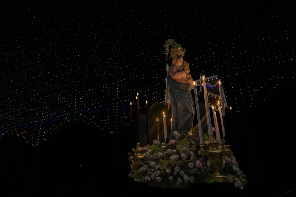 Statua religiosa illuminata nella notte