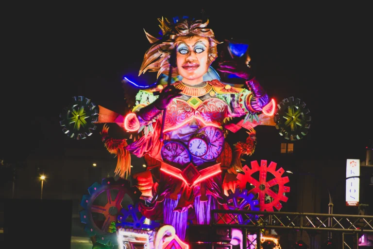 Carnevale Notturno Con Maschera Meccanica