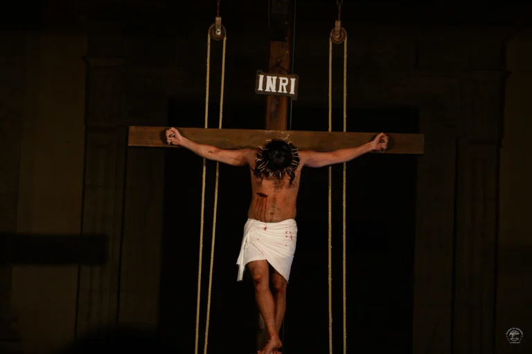 Rappresentazione della crocifissione religiosa