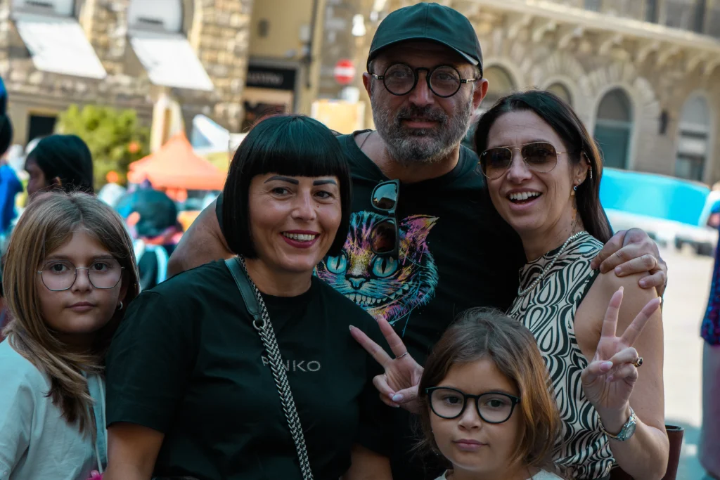 Volti in dialogo nello spazio urbano