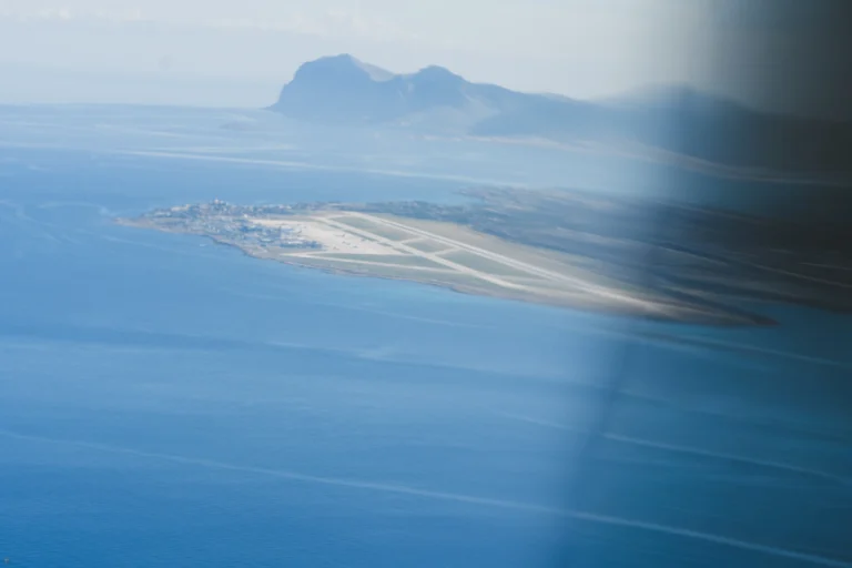 Isola e pista vista da prospettiva aerea