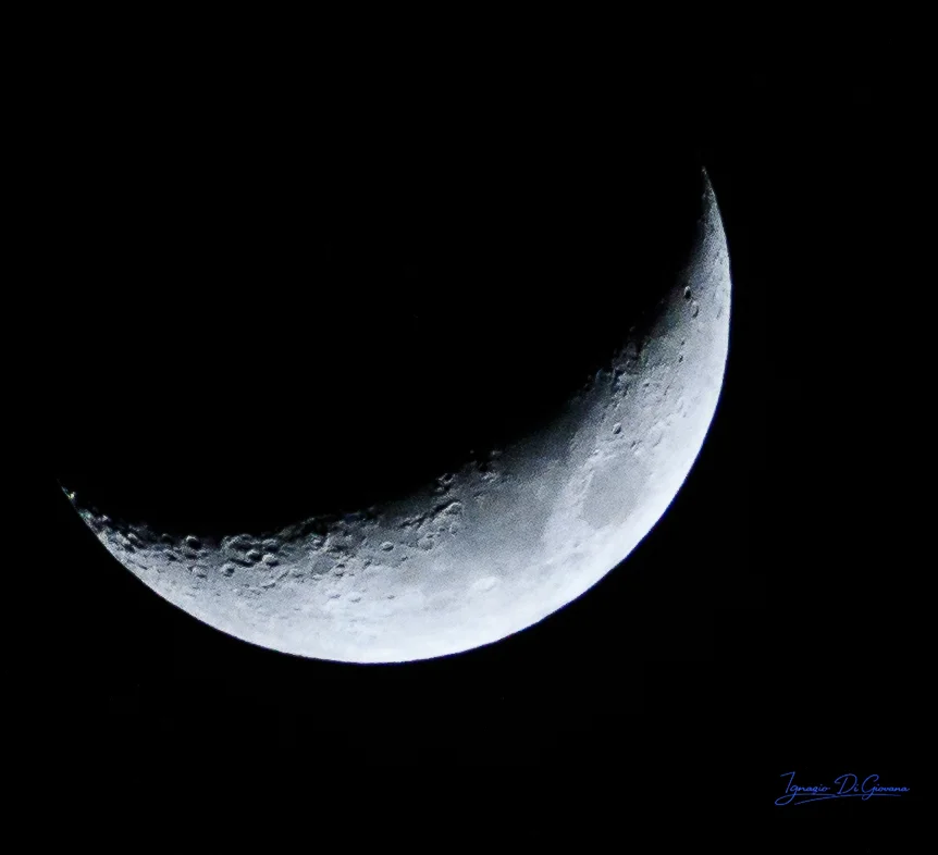 Dettagli della luna crescente al crepuscolo