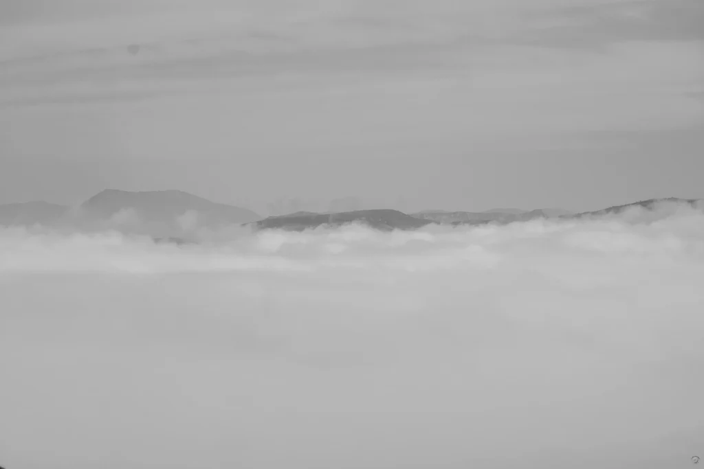 Montagne emergono dalla nebbia sottile