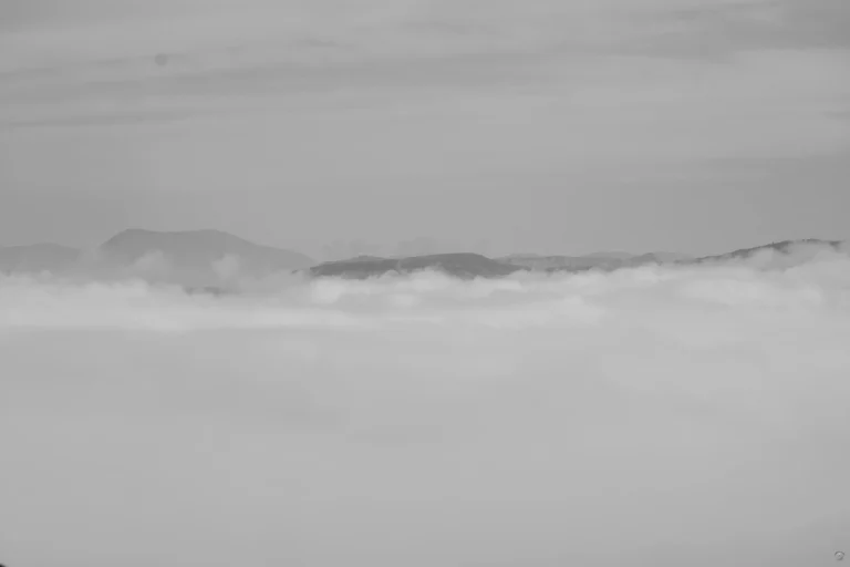 Montagne emergono dalla nebbia sottile