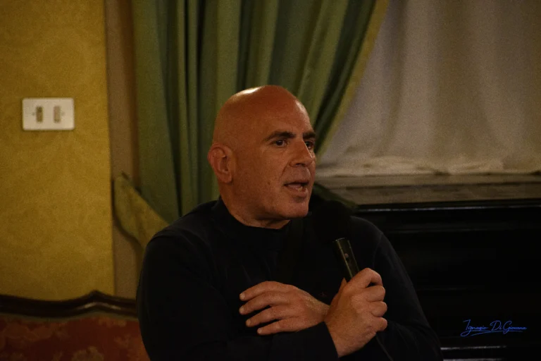 Uomo che parla con microfono