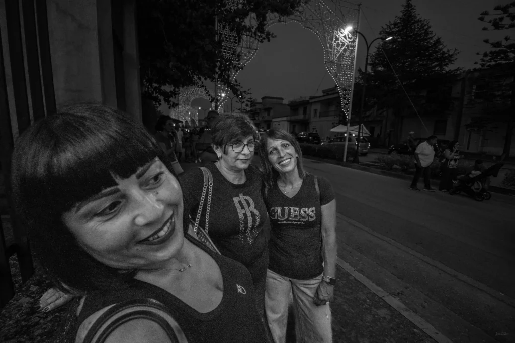 Ritratto di gruppo in strada di sera