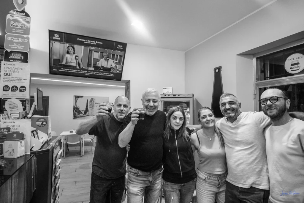 Ritratto di gruppo amichevole in interno