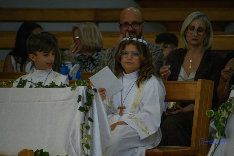 Ragazzi in abiti da cerimonia religiosa