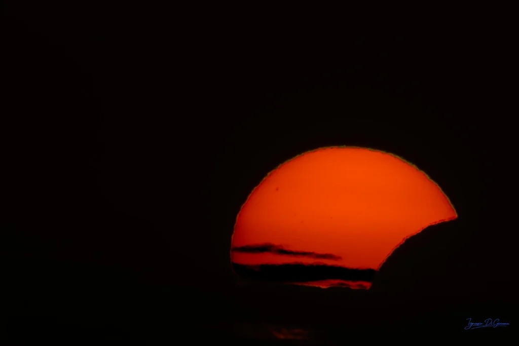 Tramonto solare con nuvole scure