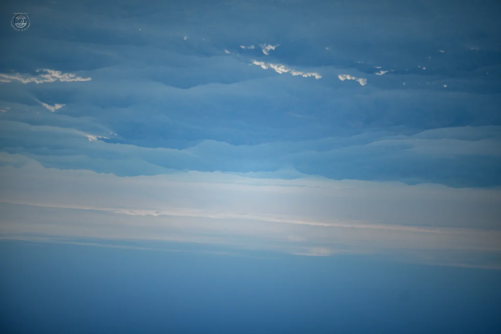 Orizzonte molle tra strati di cielo