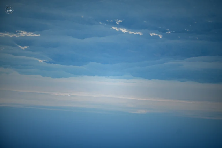 Orizzonte molle tra strati di cielo