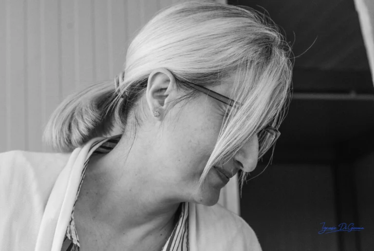 Profilo femminile in bianco e nero