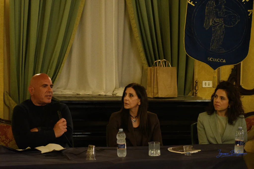 Conversazione in sala conferenze elegante