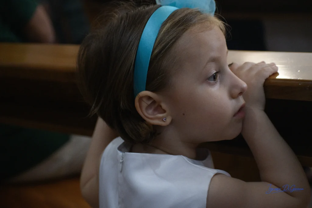 Ritratto ravvicinato di bambina assorta