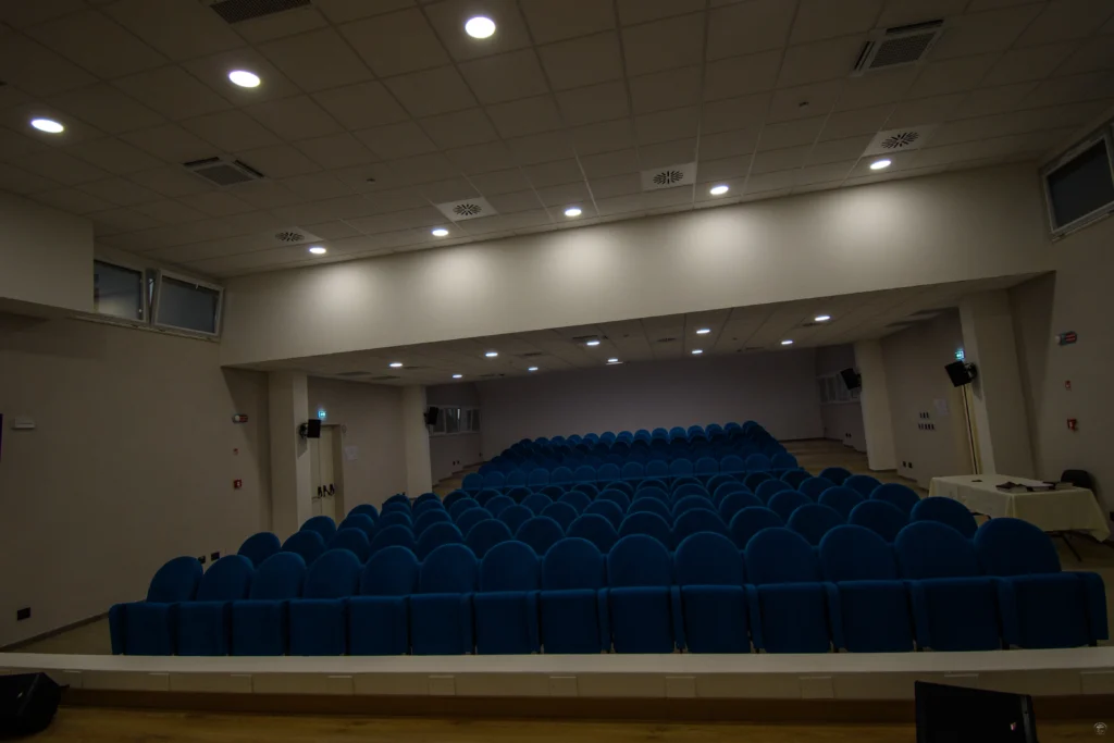 Sala conferenze con sedie blu
