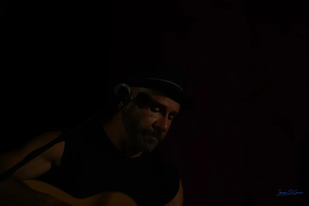 Musicista in ombra con chitarra
