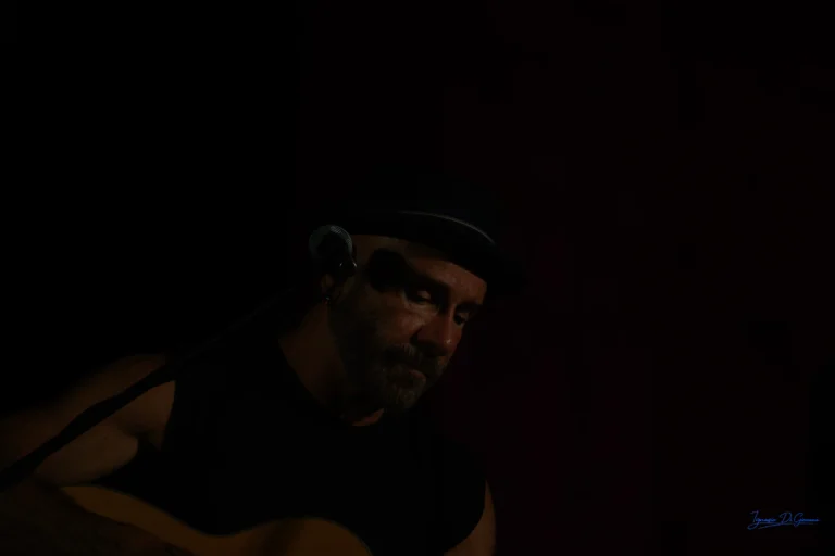 Musicista in ombra con chitarra