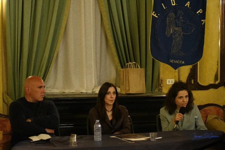 Tavola rotonda in ambiente storico