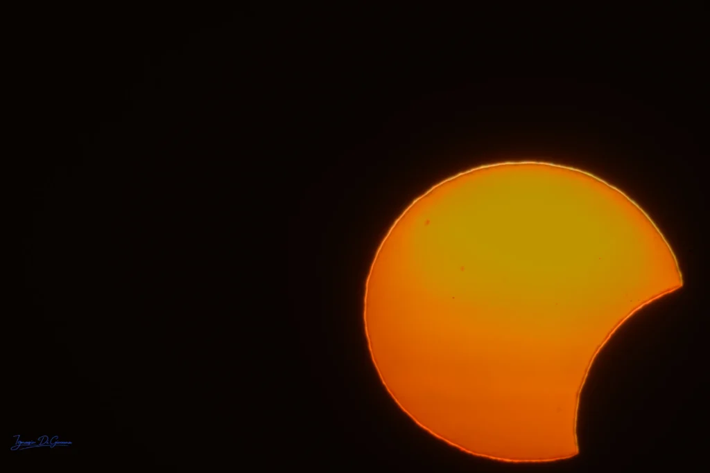 Eclissi solare parziale al tramonto