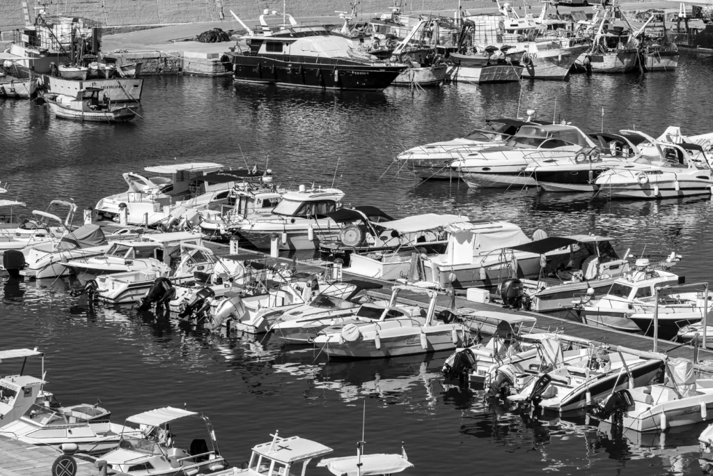 Ordito di imbarcazioni nel porto