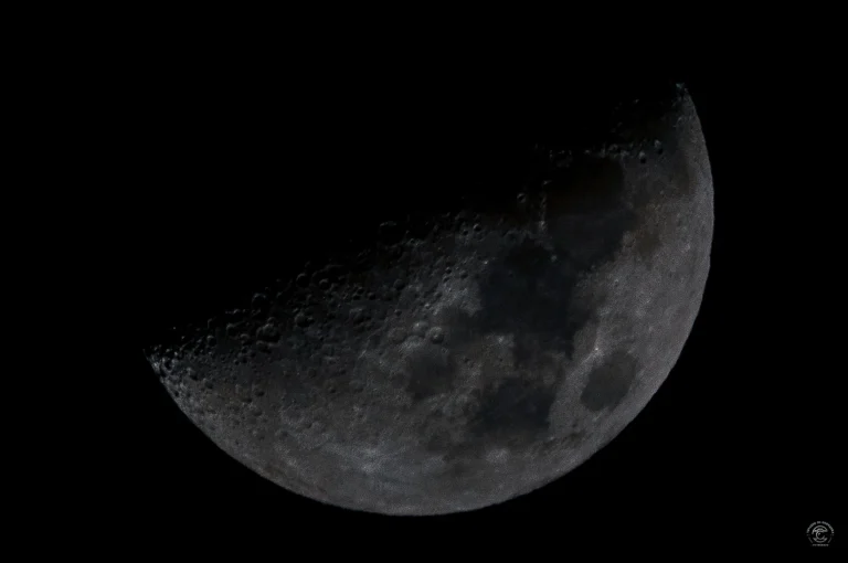 Dettaglio della Luna a metà