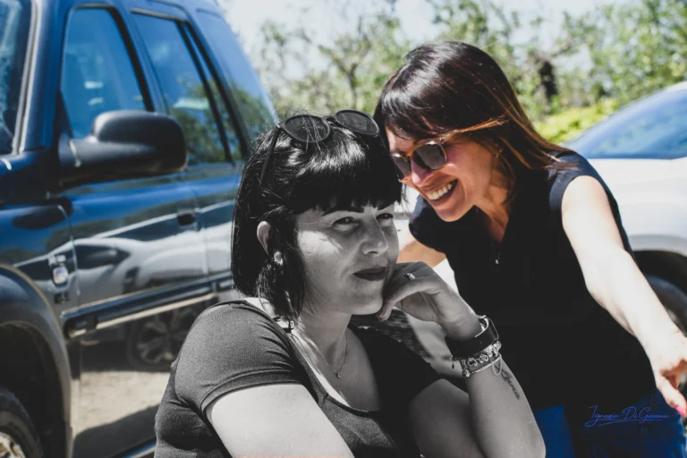Momenti autentici tra amiche al sole