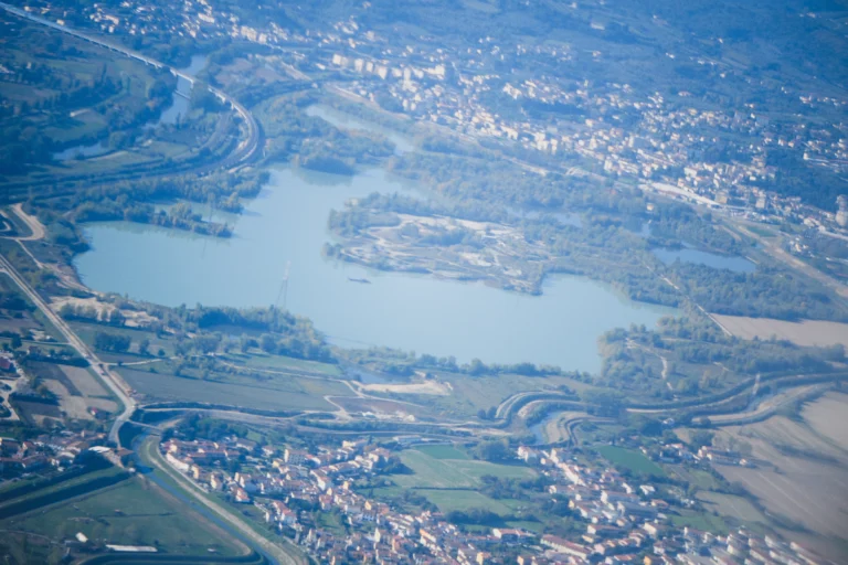 Confine fluido tra paesaggio urbano e natura