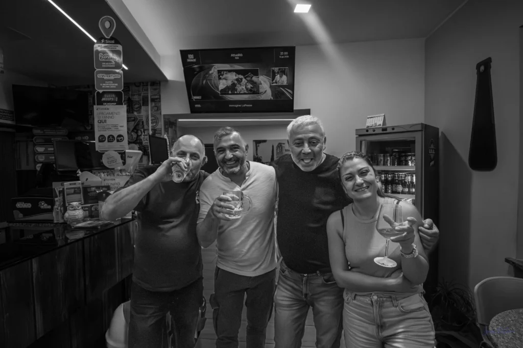 Ritrovo serale con brindisi in bar