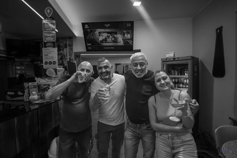 Ritrovo serale con brindisi in bar