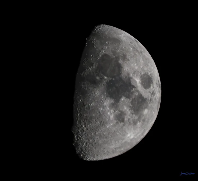 Dettagli della luna al primo quarto